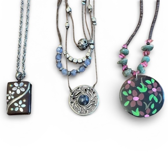 Lot more of 3 Beautiful Necklaces. - Picture 2 of 6